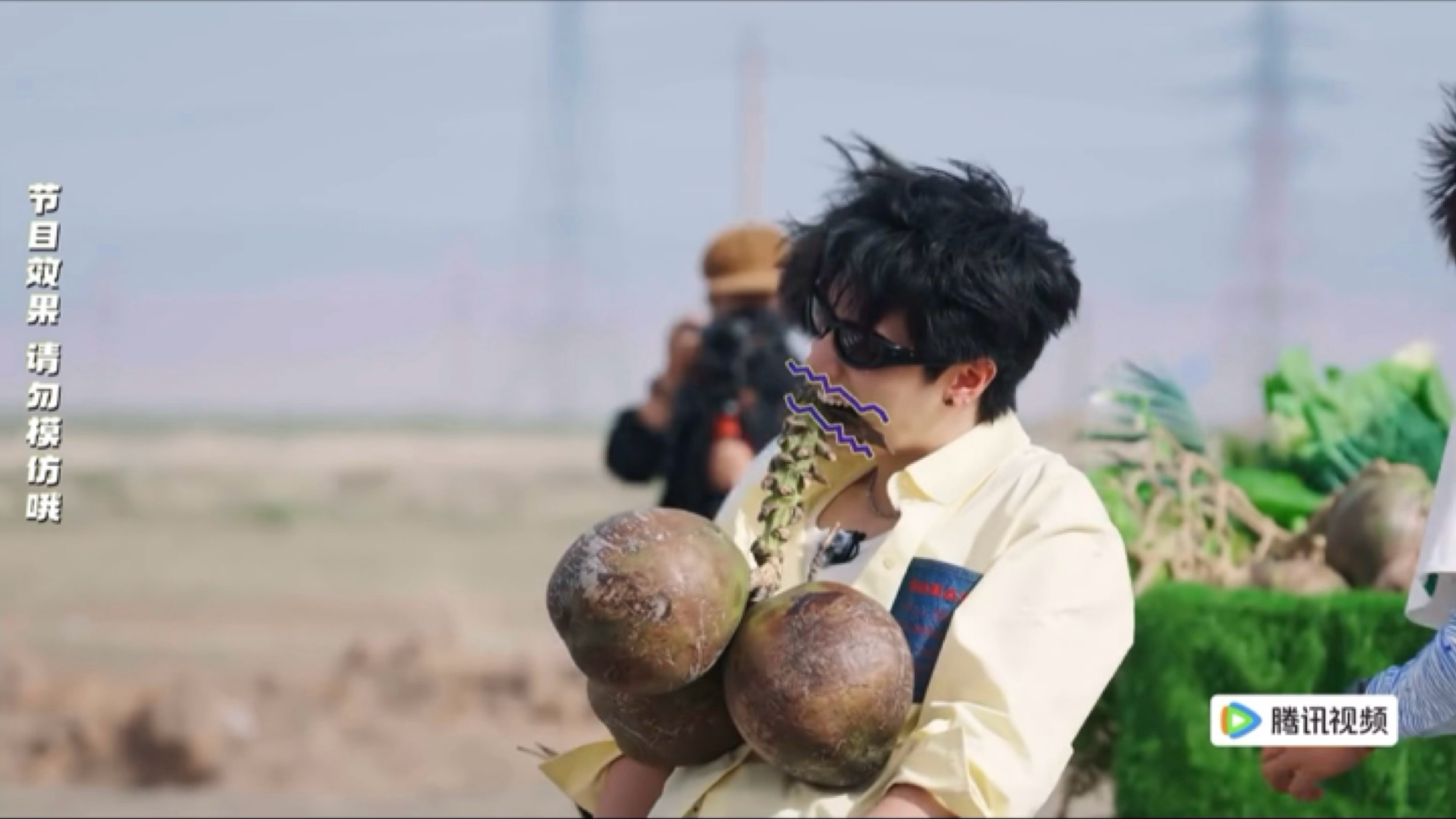 生活对我belike：朱志鑫用牙运椰子