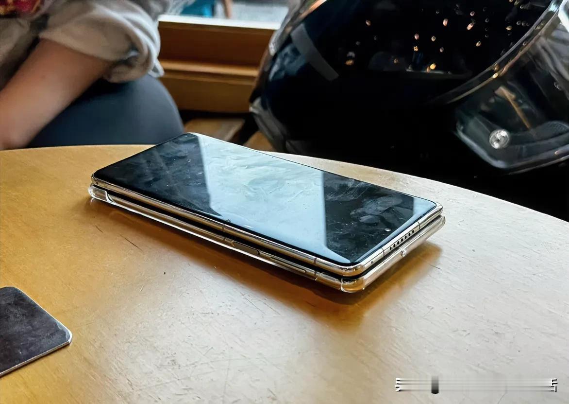 观察了不少身边用大折叠手机的人，也问了他们，都说除了刚买时愿意打开，现在已经都不