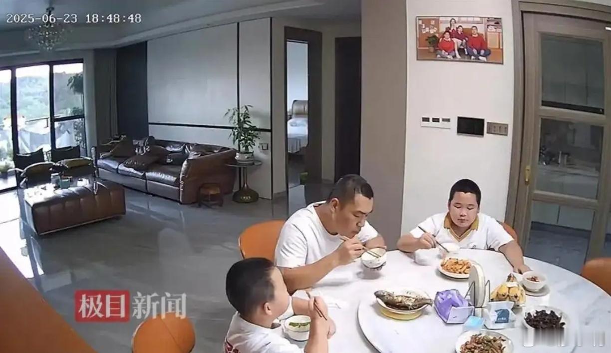 地震干饭小孩哥被教育了生死看淡，不如干饭！别小看这两口饭，真要被地震困住了，这两