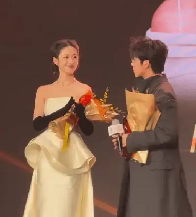 地库拥抱第3天，她删光了所有CP微博
 
向涵之团队这次一句话都不说。过去她和吴