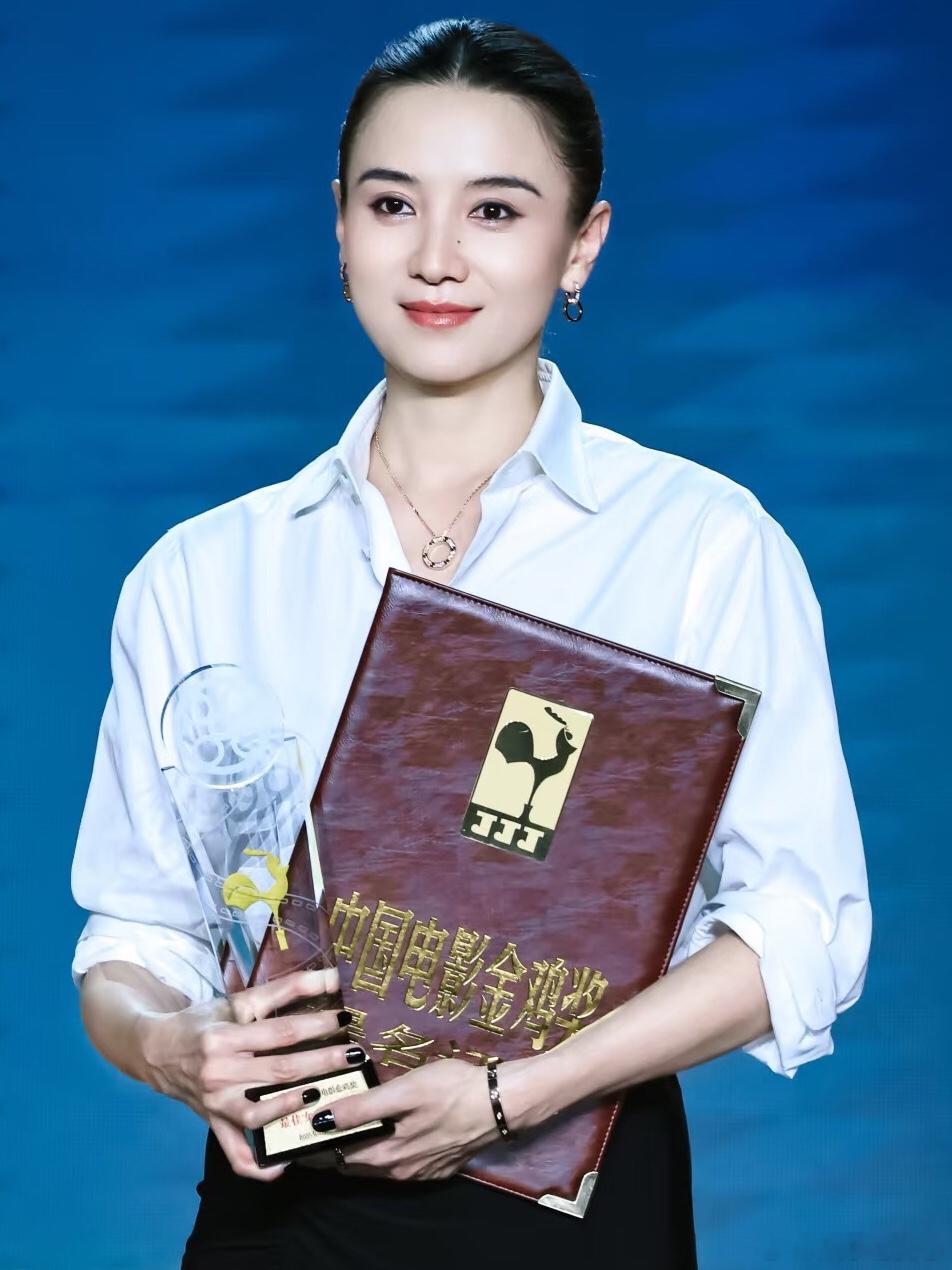 刘景杨领奖时，穿着一双洗得发黄的耐克鞋，让人倍感心酸！她和母亲相拥庆祝胜利的一幕