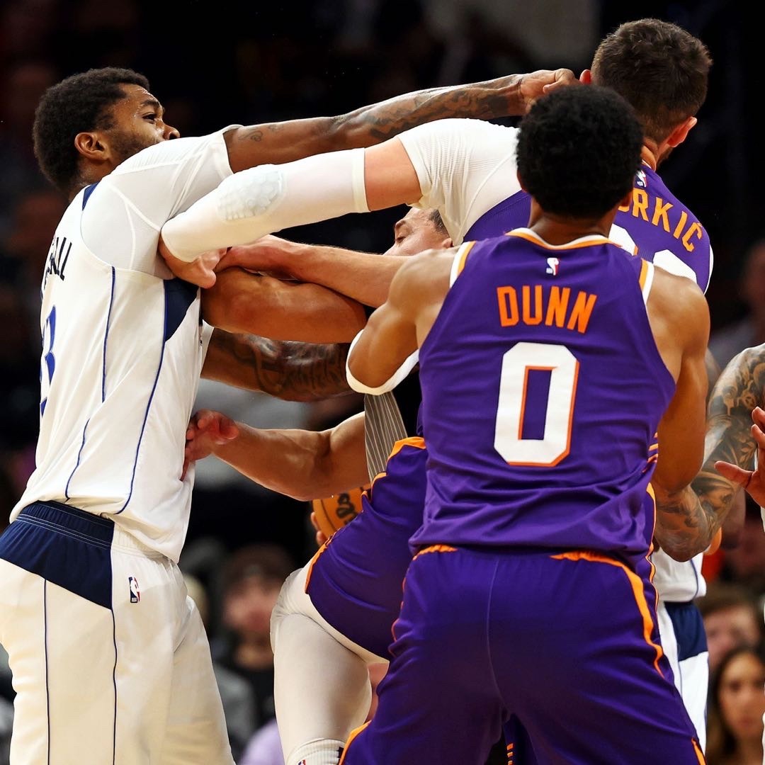 NBA官方宣布昨天鹈鹕和太阳冲突处罚结果：鹈鹕后卫阿尔瓦拉多禁赛2场，太阳中锋马