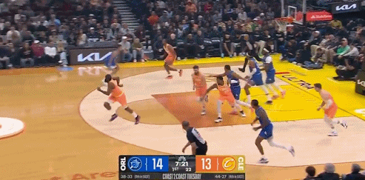 时隔一年，哈登再次完成扣篮！
与魔术比赛中，莫布里抢到后场篮板，传给已经快下的哈