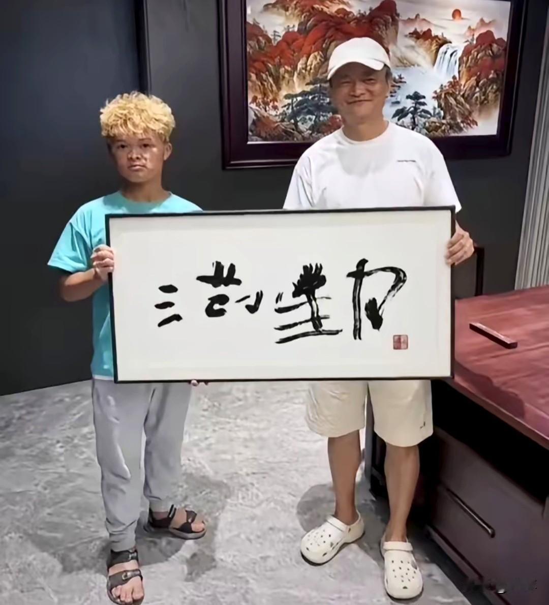 范小勤会写自己的名字了，看上去很有艺术感哦。