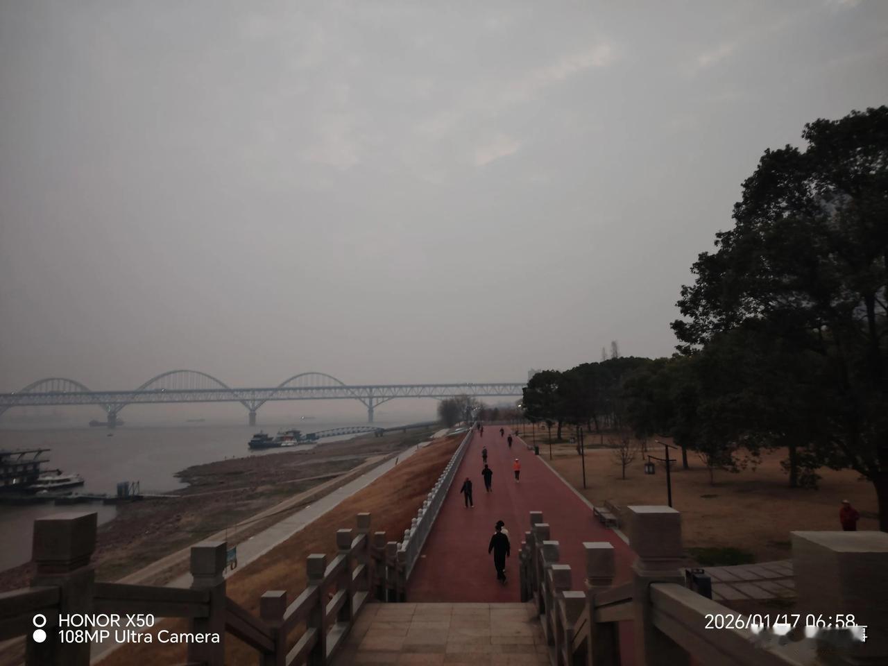 探寻人工智能1月17日长江岸边晨练打卡“探索人工智能”