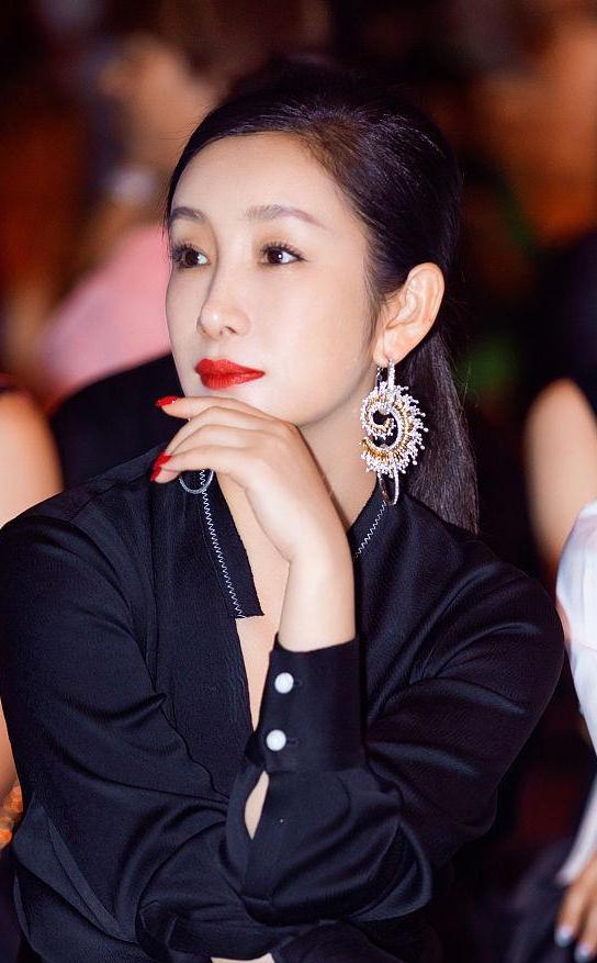 演员，秦海璐说，拍钢的琴，张猛导演简直是山穷水尽，账上只有四十块钱了，他没有跟我