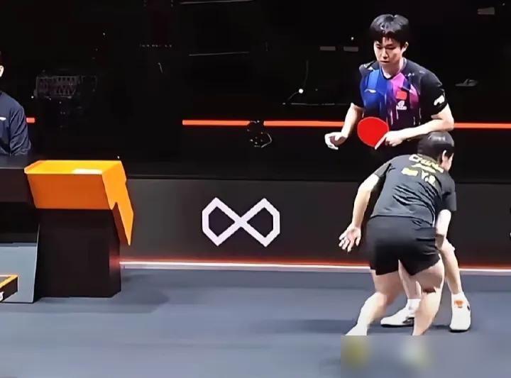 大头为什么瞪了一眼小石头，小石头心虚的憋笑？
原来小石头打给莎莎姐的一球，导致