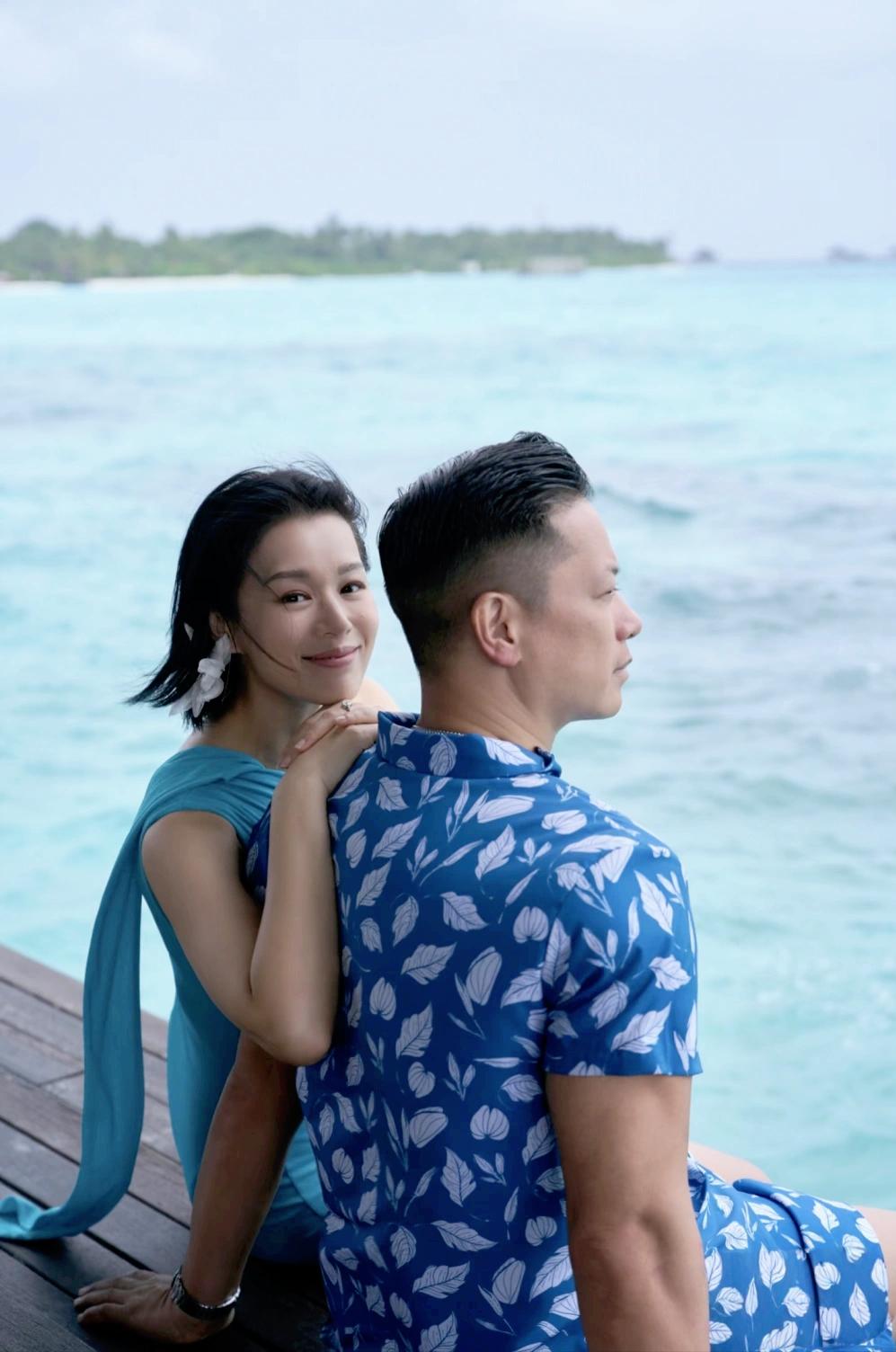 胡杏儿最近带着三个娃和老公李乘德去马尔代夫度假了，一家子的动态还挺受关注。毕竟前