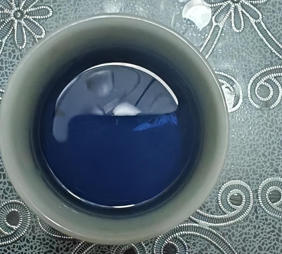 朋友送了一盒蓝蝶银针茶叶，泡出来的茶水竟然是蓝色的，喝过绿茶、红茶，还是第一次喝
