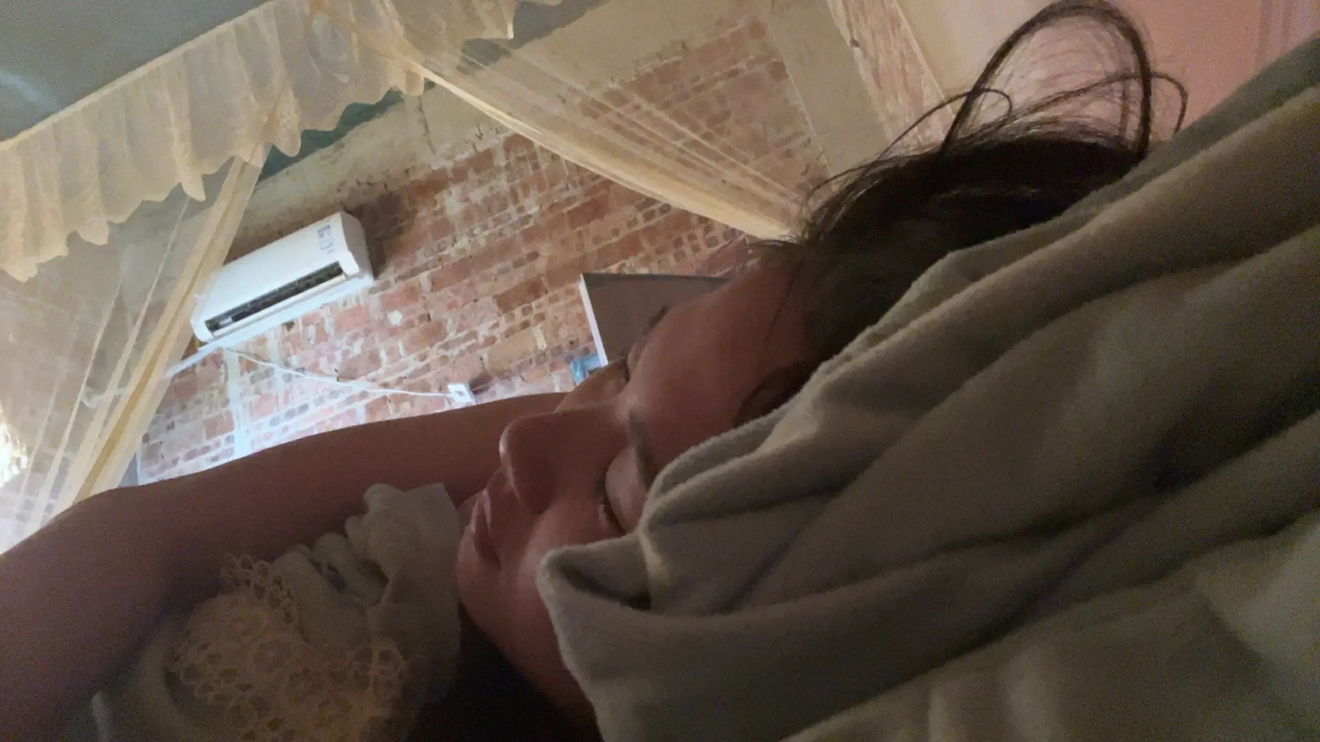 吃饱就睡，睡醒就吃  吃的继续睡