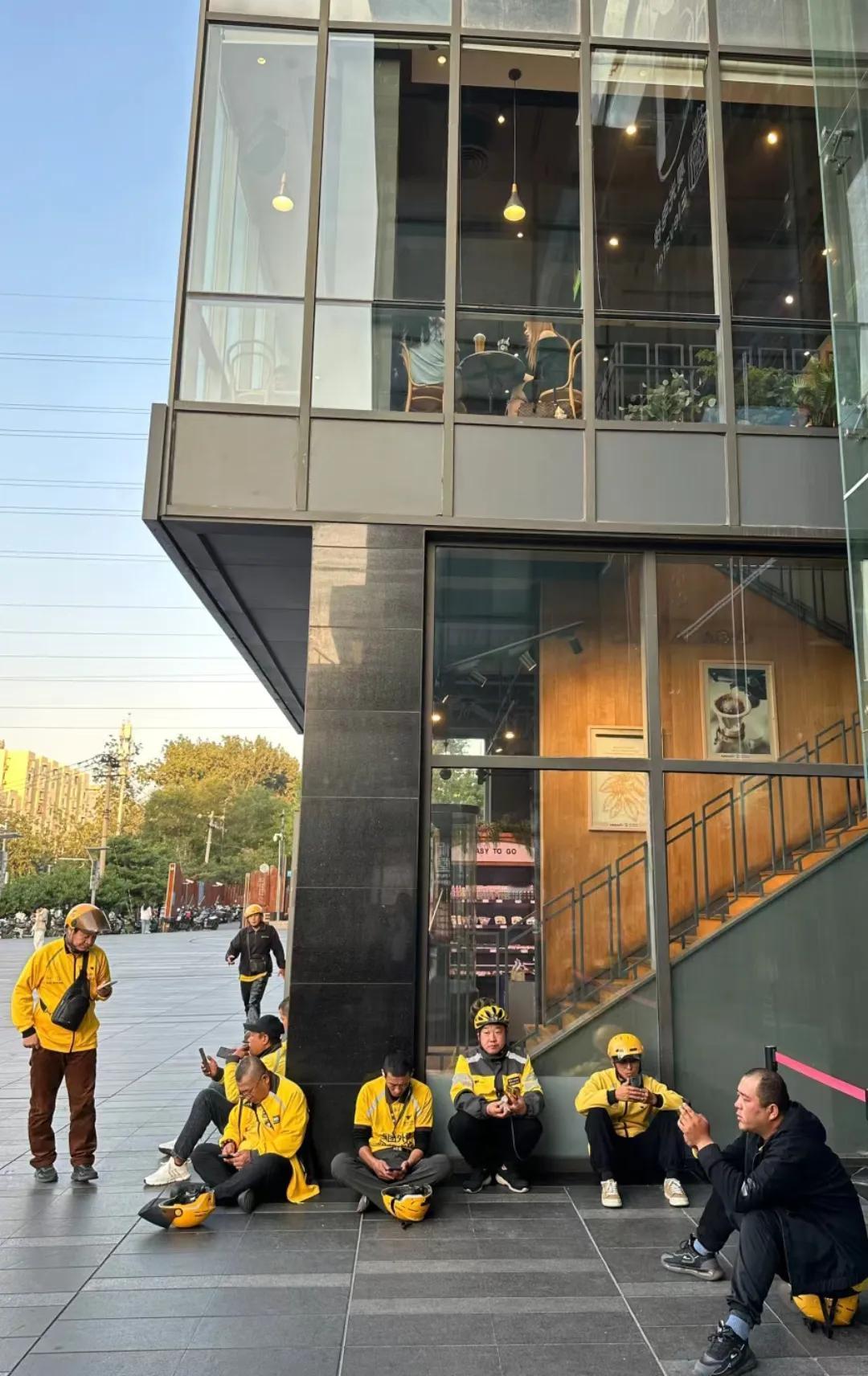 #记录生活困扰事#现在做外卖是不是都没单接了？今天看到一群外卖员无所事事了