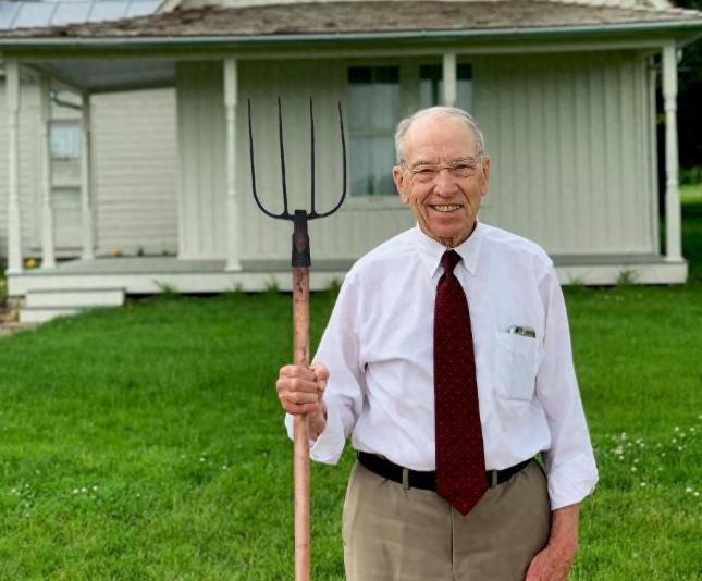 没见过这么离谱的，美国手握国家最高权力的前三号人物，总统、副总统、众议院议长全凑