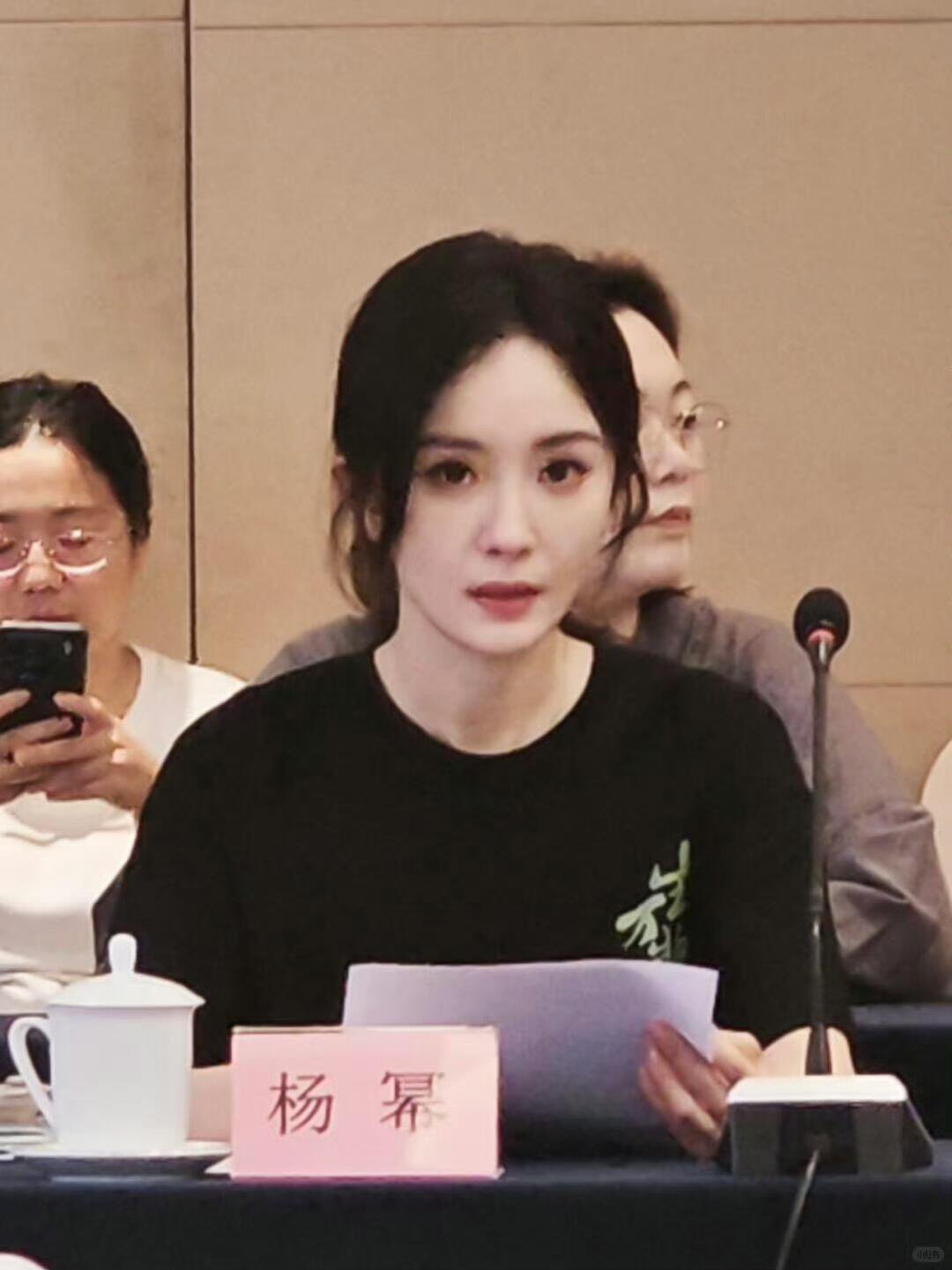 杨幂出席生万物研讨会，低马尾造型低调又利落，俺娘不经修饰就很美啊！[哈哈] ​​