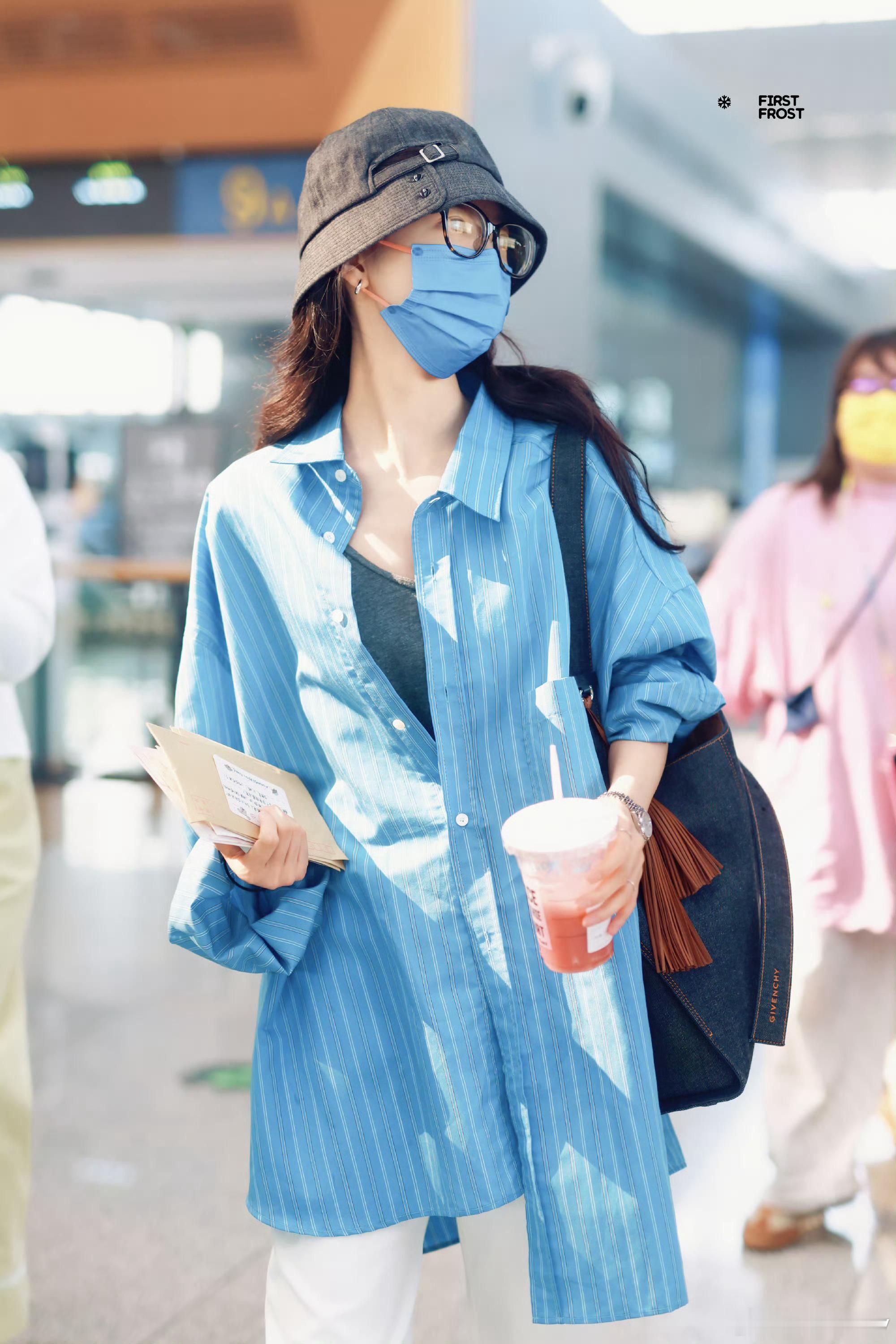 章若楠就这样穿着人字拖出现了 大美女的绝佳松弛感，真的不喜欢明星在机场街拍凹造型