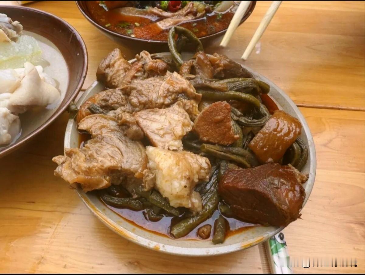 这个现象很奇怪。小长假期间，我回了一趟四川老家，去亲戚家吃了美味的饭菜，昨天在家