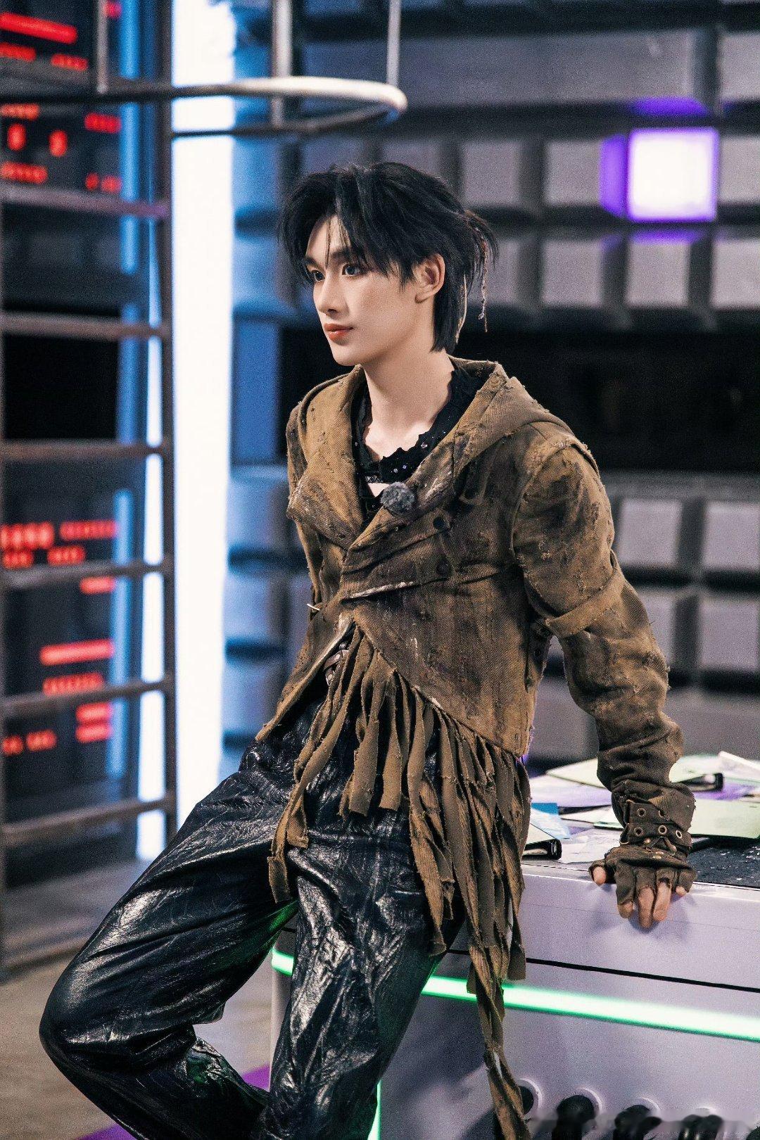 丁程鑫脱衣服听取哇声一片丁程鑫脱衣服孙千金靖起哄金靖夸丁程鑫肌肉的时候语气特别像