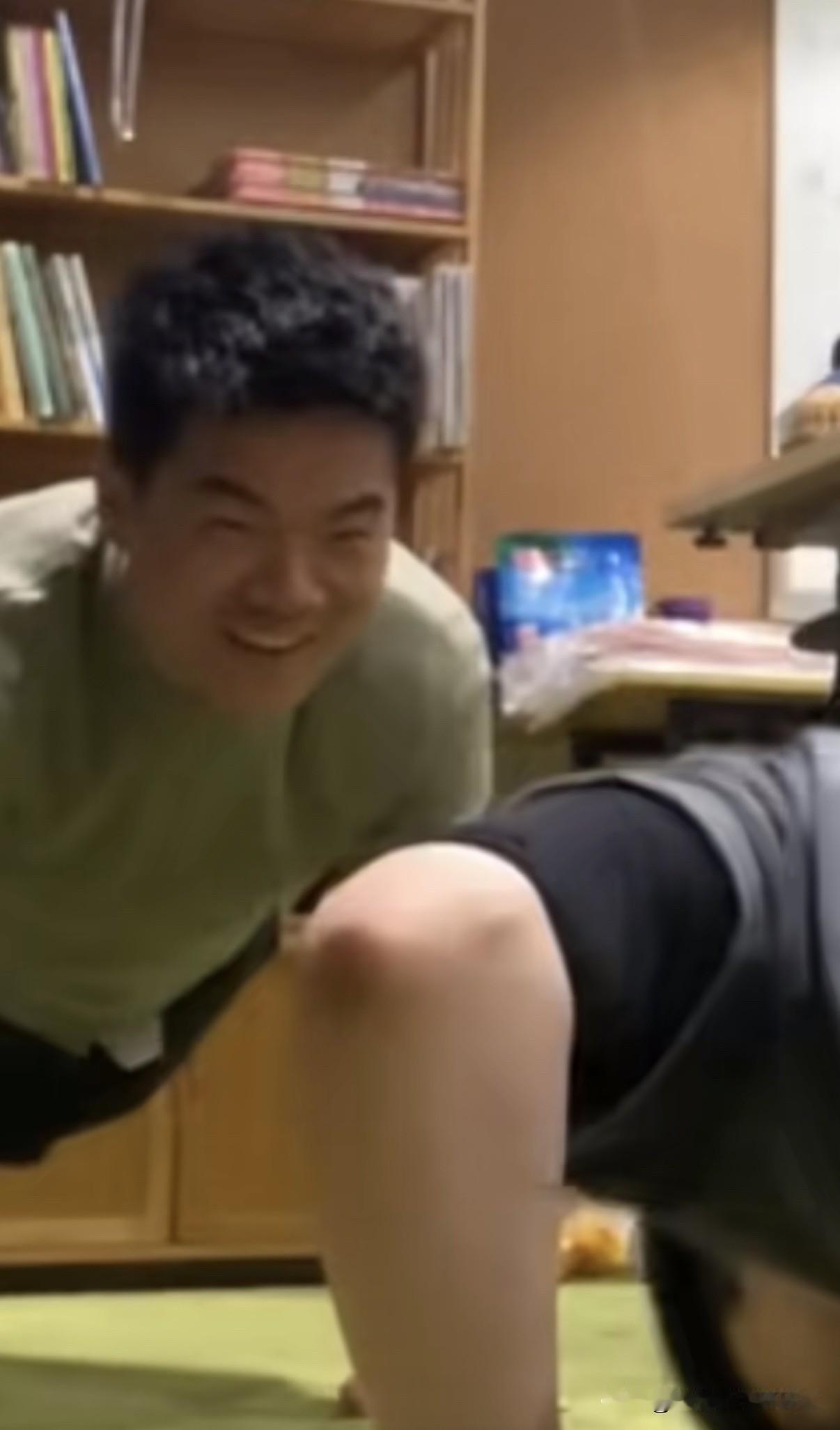 要不是博主亲自证实，
我还以为是AI，
仔细一看真的是宇辉在做俯卧撑。

刚刚刷