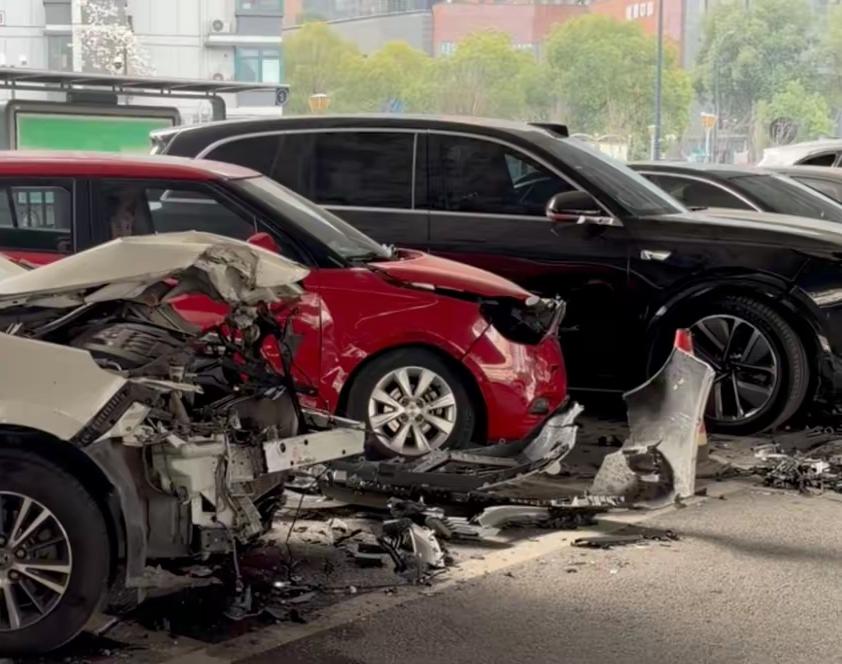 凌晨的寂静，被一阵“砰！砰！砰！”的撞击声打破！一辆特斯拉凌晨从马路上径直冲进闸