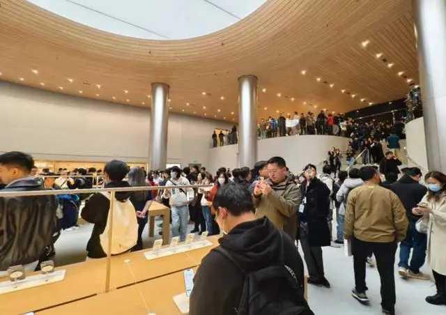 Apple静安店盛大开业，CEO库克亲临揭幕，引发粉丝狂热追捧。首位顾客王先生，