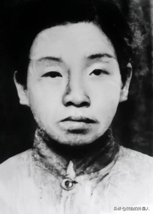 渣滓洞监狱中，特务给女共产党员邓惠中上老虎凳时，无意中碰了一下她的脚底板，邓惠中