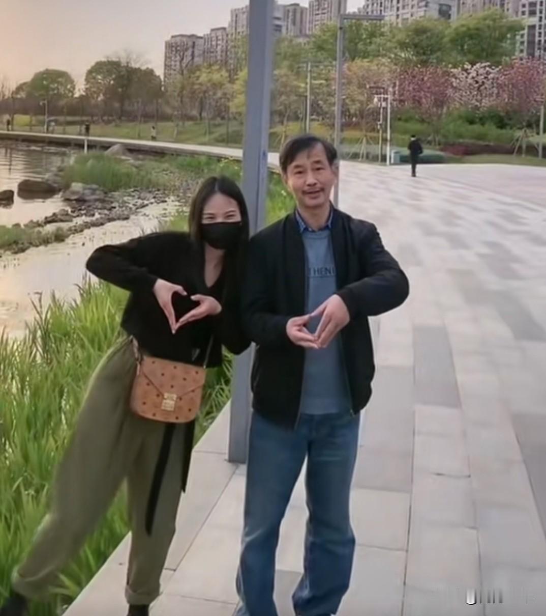 沈巍老师为何如此受女粉丝青睐？这三张图片便是答案，他还有着“调皮可爱”的一面。你