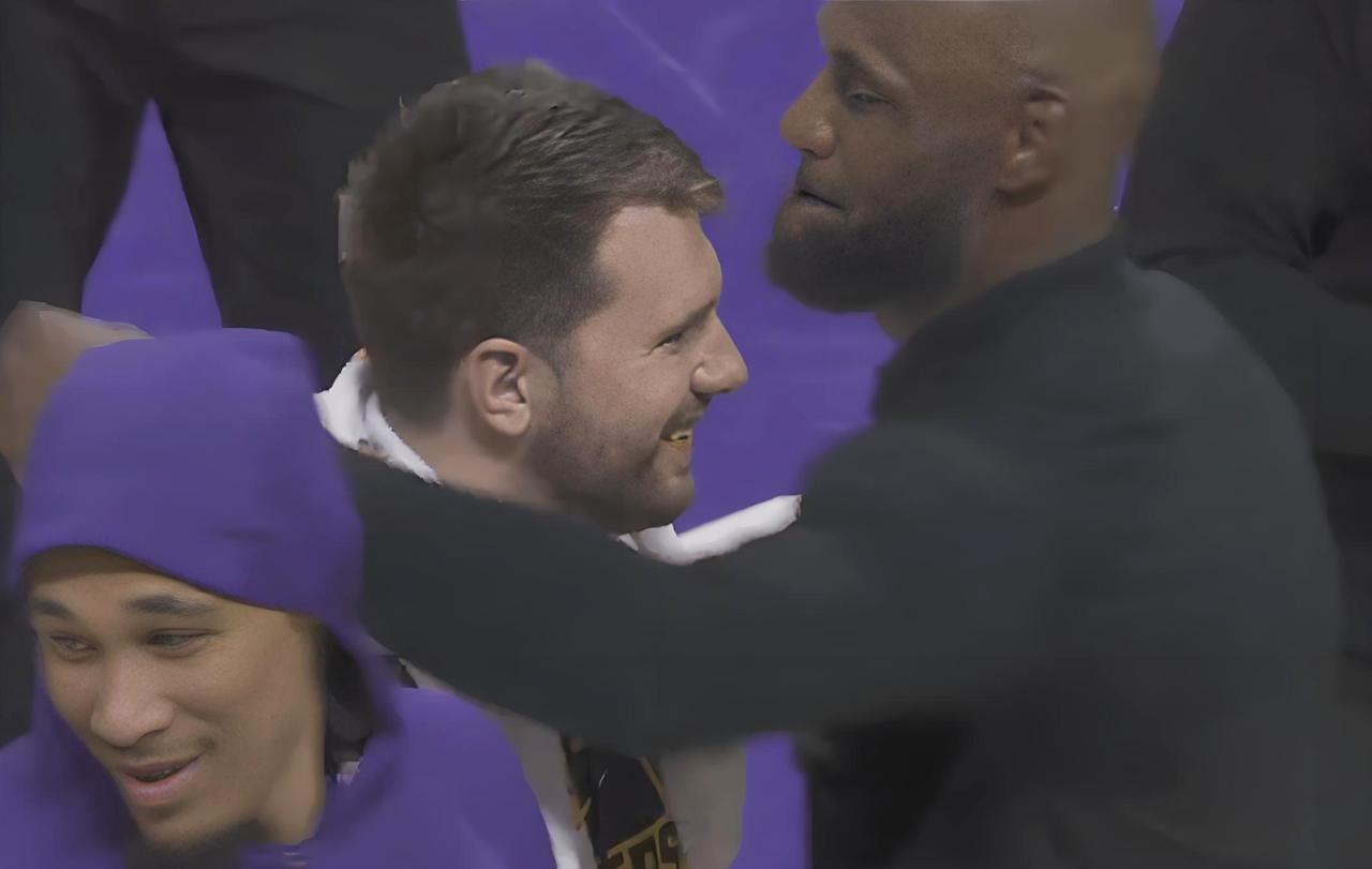 别操心了，人家好着呢！赛后东契奇和詹姆斯相拥庆祝胜利，打破不和传言！

今天湖人