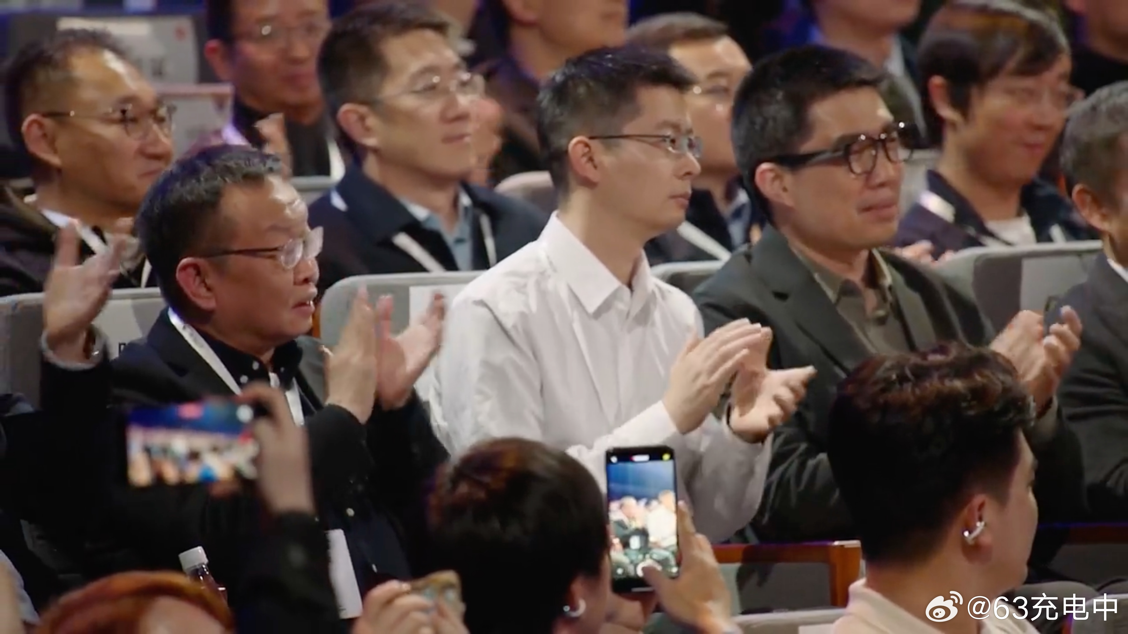 小米新一代 SU7 发布会上台下大佬们镜头特写⬇️ 