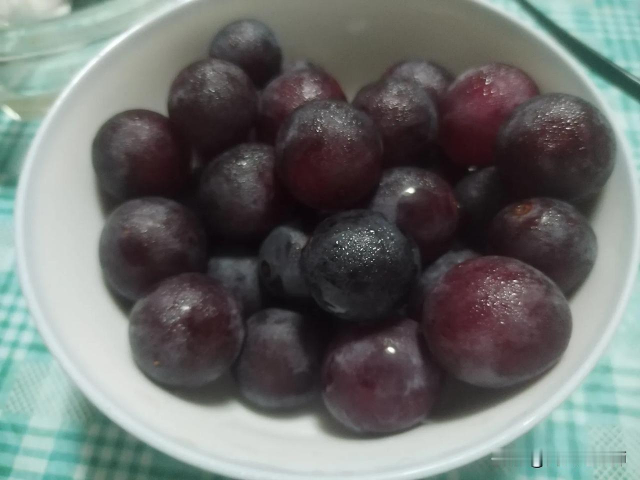 老婆不准我吃葡萄了，因为我吃葡萄时不吐皮也不吐籽，一些吃下去。我吃西瓜也是不吐籽