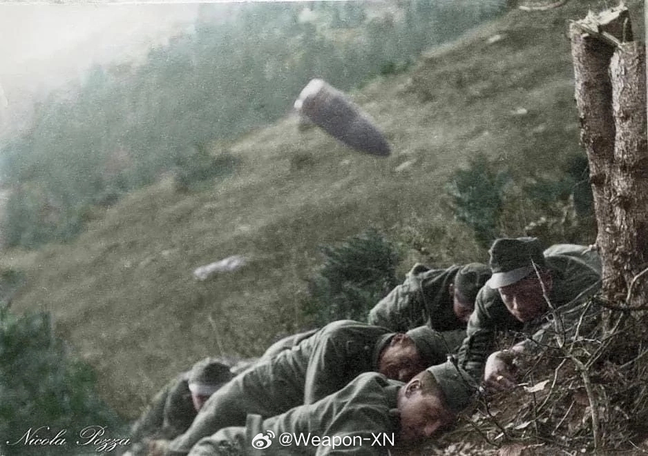#兵器影像[超话]# 摄影机竟然抓拍到射来的炮弹——奥匈士兵躲避炮击和炮弹，意大