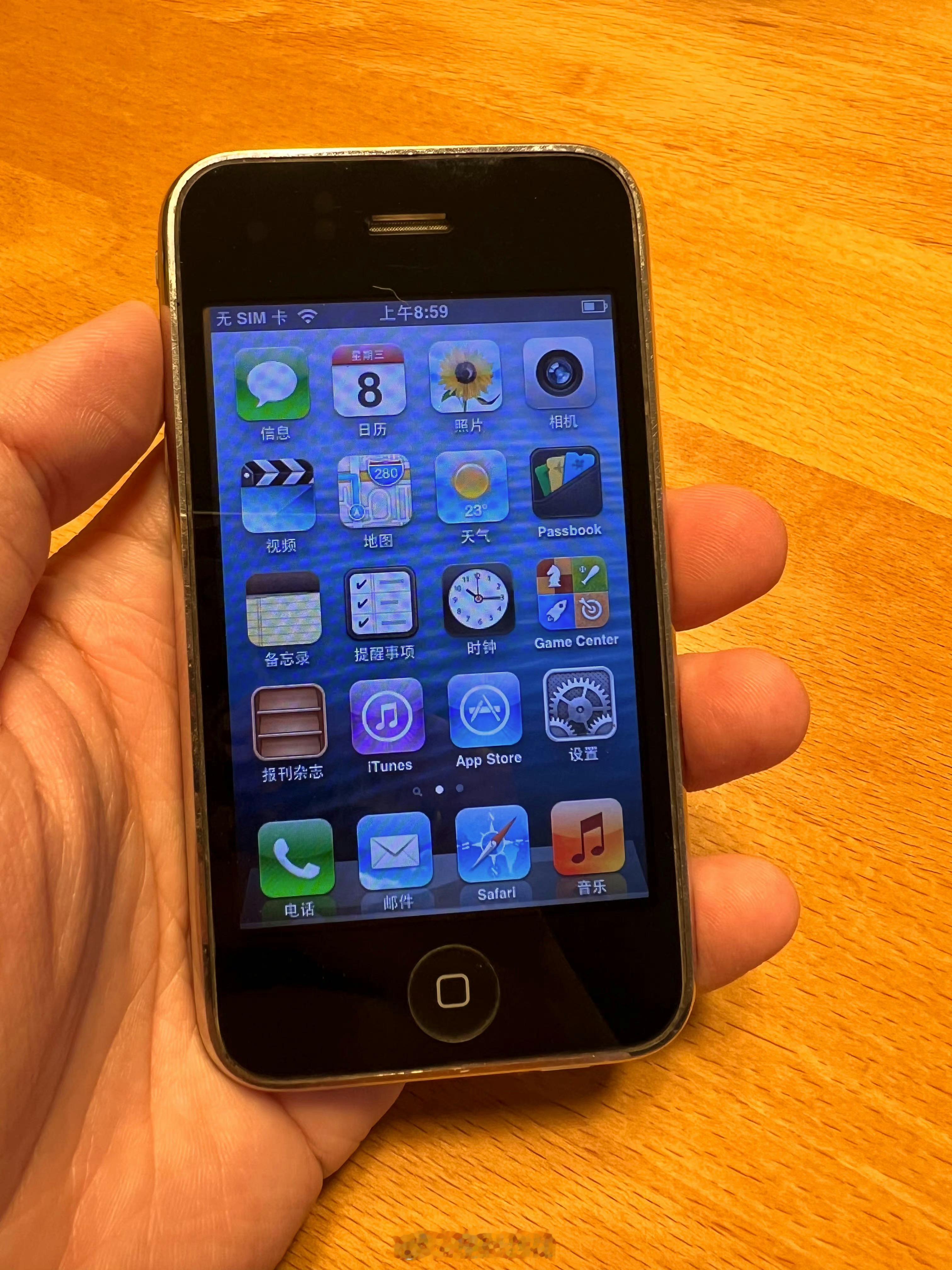 #苹果发布会# 至今为止为止印象最深刻的四个苹果产品发布会：iPod、iPhon