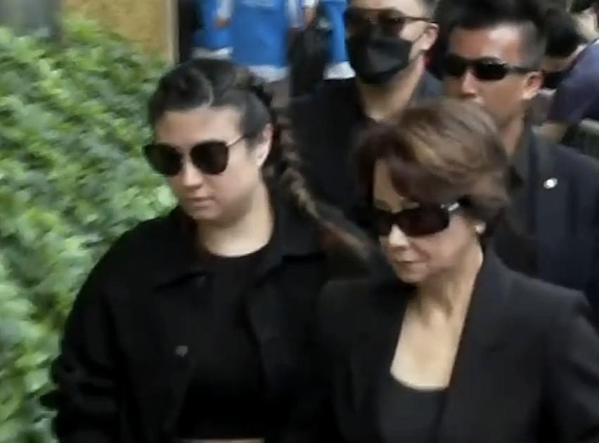 甄妮带着女儿一同现身李玟的追悼会，作为李玟生前的好友和偶像，甄妮此次也将会为其扶
