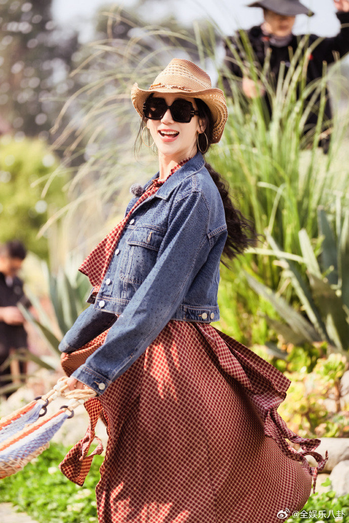 退役站姐给内娱老辈子出神图 金白开镜头也太会抓了！姐姐们个个舒展又自信，40 +