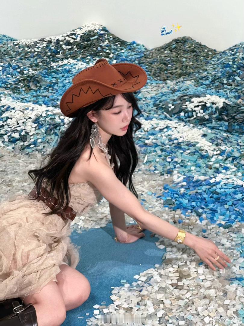 徐梦洁扔飞镖反差感拉满徐梦洁甜美外表下隐藏神射手buff 她扔飞镖的时候，眼神里