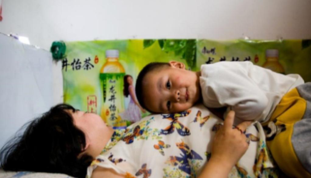 “医学奇迹！”2011年，江西一男子不顾家人反对，娶瘫痪女子。新婚夜前夕，岳母支