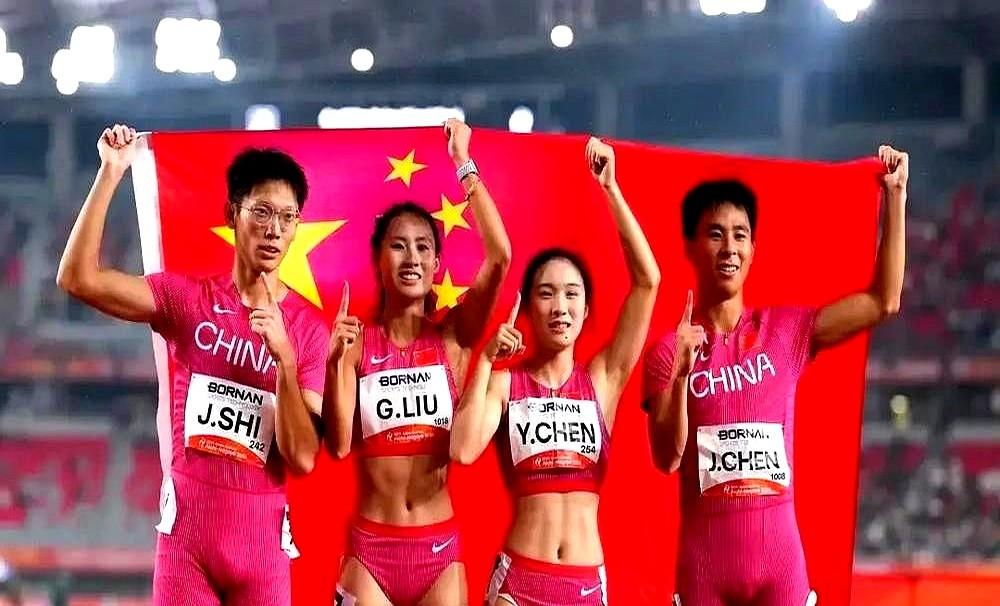第四棒落后泰国队一大截，最后三步硬生生吃掉对手，大屏幕定格仅赢了0.09秒！
