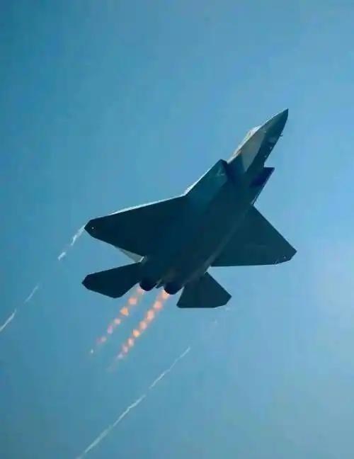 任何一个国家的四代机都可以击落中国的五代机歼20，而美国不但找到了歼20的弱点，