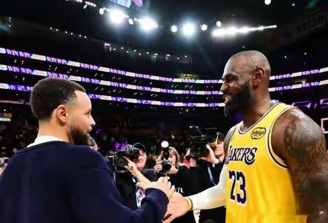 据ESPN知名记者布莱恩·文霍斯特4月17日报道，目前联盟中仅有勇士、骑士两支球