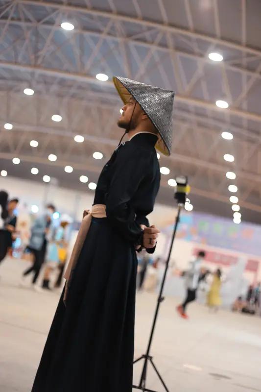 镖人服饰的质感来源可太有讲究了。从布料上看，多采用粗麻、皮革这类材质。粗麻给人一