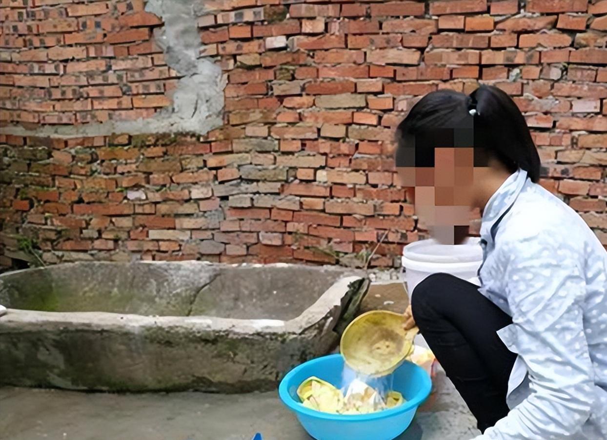 2020年，重庆13岁的小女孩儿拿着带血的床单，找到母亲，哭着说：“妈妈，这都是