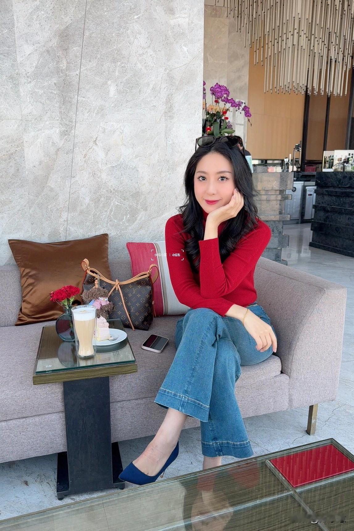 红色真养人！
最近好爱穿红色，感觉整个人的状态也好好
牛仔和墨镜🕶️也是心头好