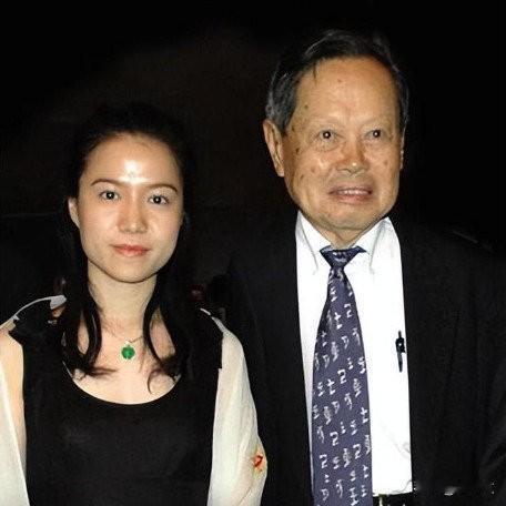 翁帆入职清华？官网查无此人，这事儿到底咋回事
 
最近传得挺邪乎，说翁帆受聘成了