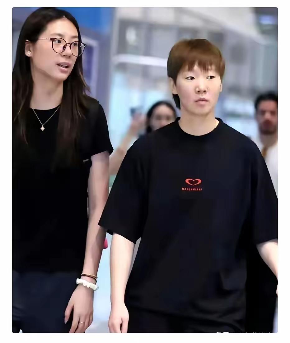 王曼昱百万奖金到手直接全打给老爸，自己一分没留。早年她爸靠卖肉夹馍供她打球，一个