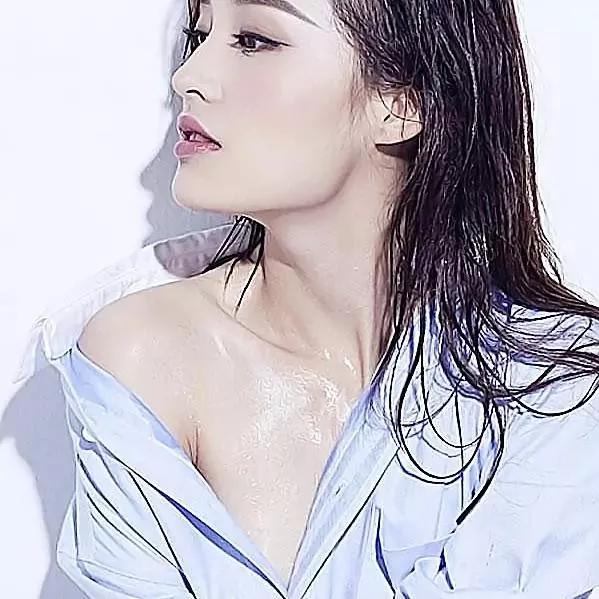 轻盈飘逸的裙摆，仿佛置身于梦幻般的海洋，感受微风轻拂的清凉。