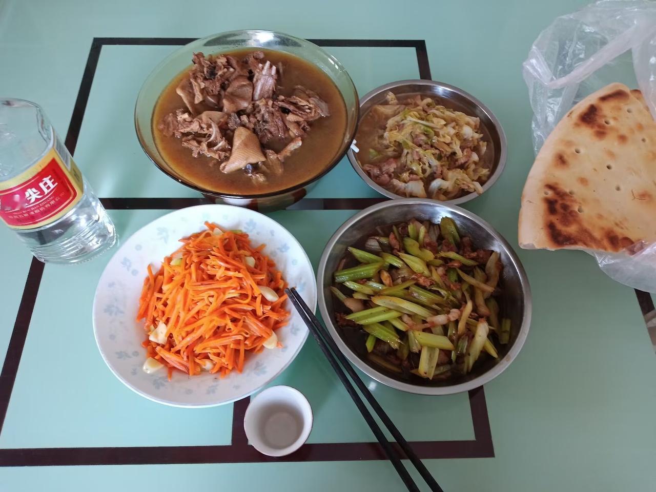 高中同学喝酒聚会了，
多少年没有喝一杯，
昨天晚上聚会了。
人不多八九个，正好一