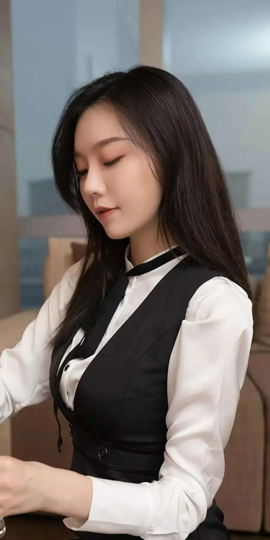 庄重女人，秀丽端庄