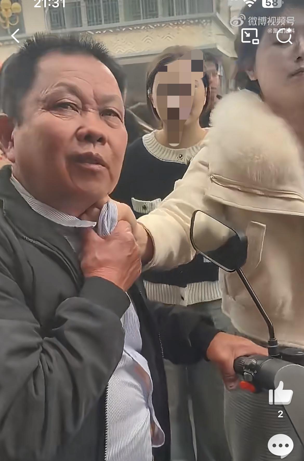 老头太丢人了，摸人家女孩的臀部，被女孩给抓住了。看他们的对话，应该是发生在粤东某