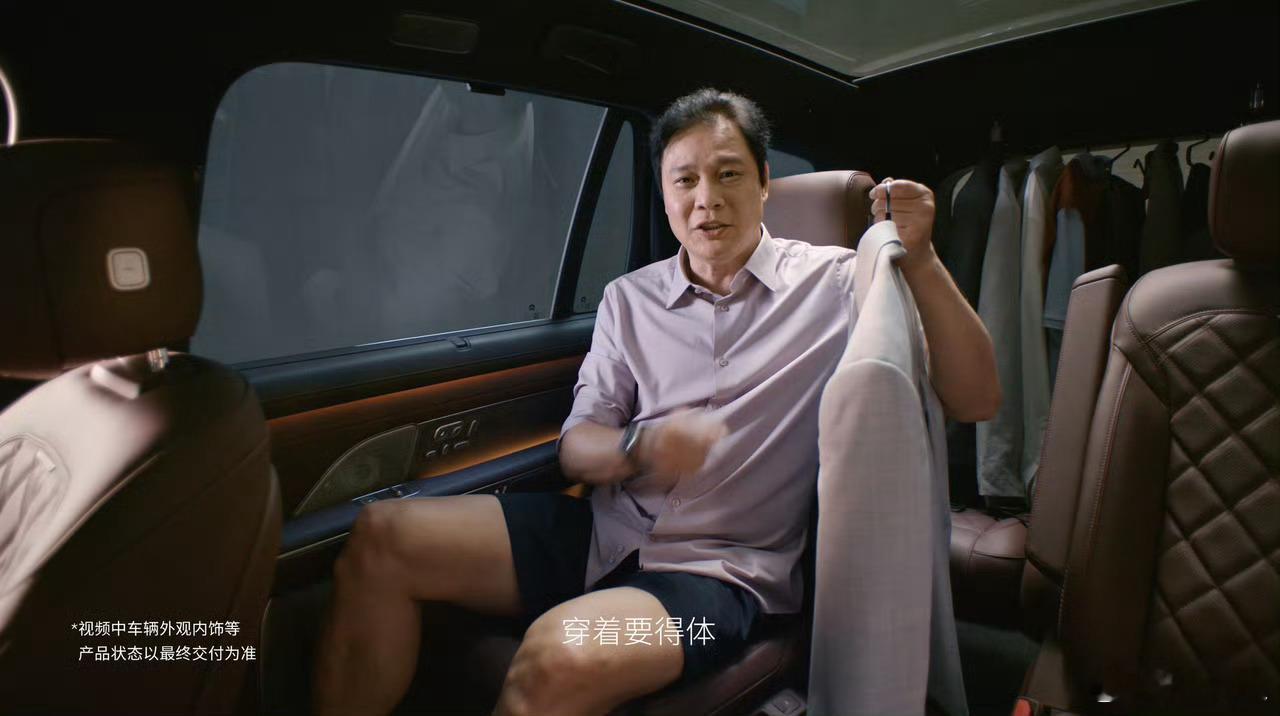如何便捷优雅在车内换衣服这个我有亲身经历，有时候去踢球需要换球衣球裤球鞋，还有去
