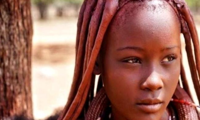 非洲有个红泥族部落，男人平均活不过15岁，他前脚刚咽气，后脚亲弟弟就得住进他家，