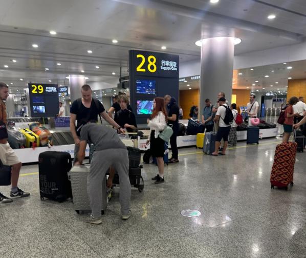 上海浦东机场几架飞往中东的航班，在空中飞了六七小时后，又掉头返回上海。由于中东那