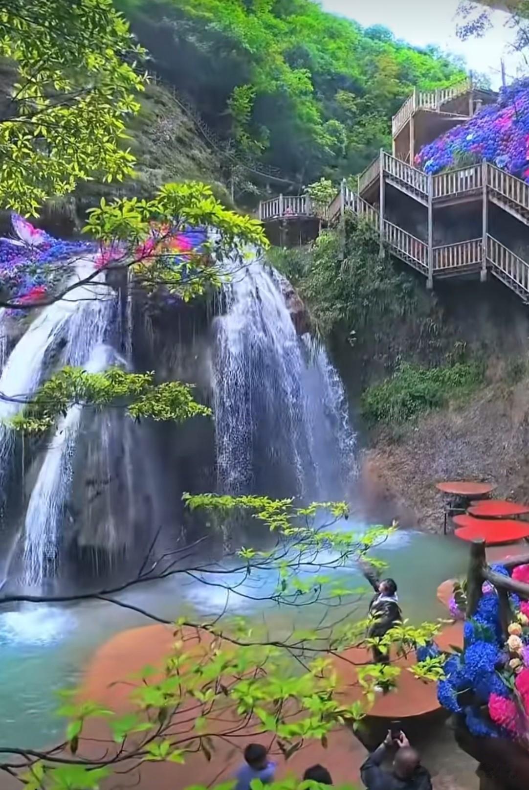 入伏后你会选择去哪里避暑入伏酷暑难耐，避暑首选山间与临水之地。偏爱山林就奔赴云贵